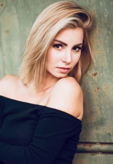 Alexandra Juhászová má 29 rokov a tri maturity