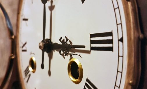 Opäť sa mení čas, pospíme si o hodinu kratšie