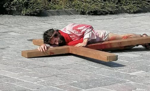 Tradičná Živá krížová cesta v Prešove mala tento rok online podobu