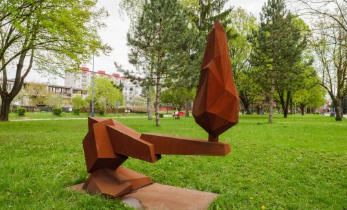 Dubnica nad Váhom: Čo znamenajú sochy,  objavujúce sa po meste?