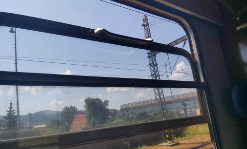 Postreh! Cesta vlakom je nepríjemná.