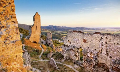 Tip na výlet: Deravá skala – Jelenia hora – Plavecký hrad